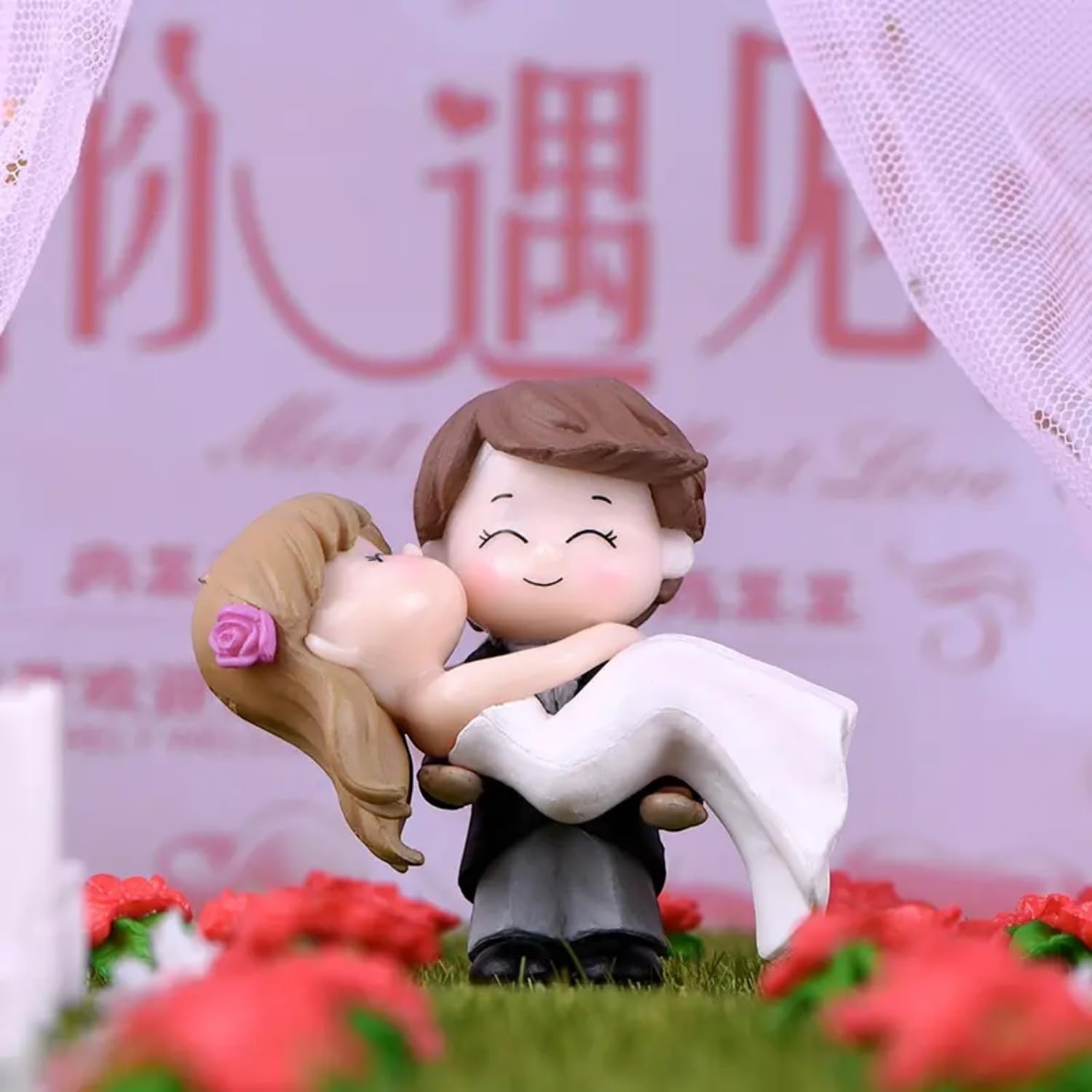 Go Hooked romantic bride and groom figurines in black and white, made of resin, kissing on cake or for home decor.
