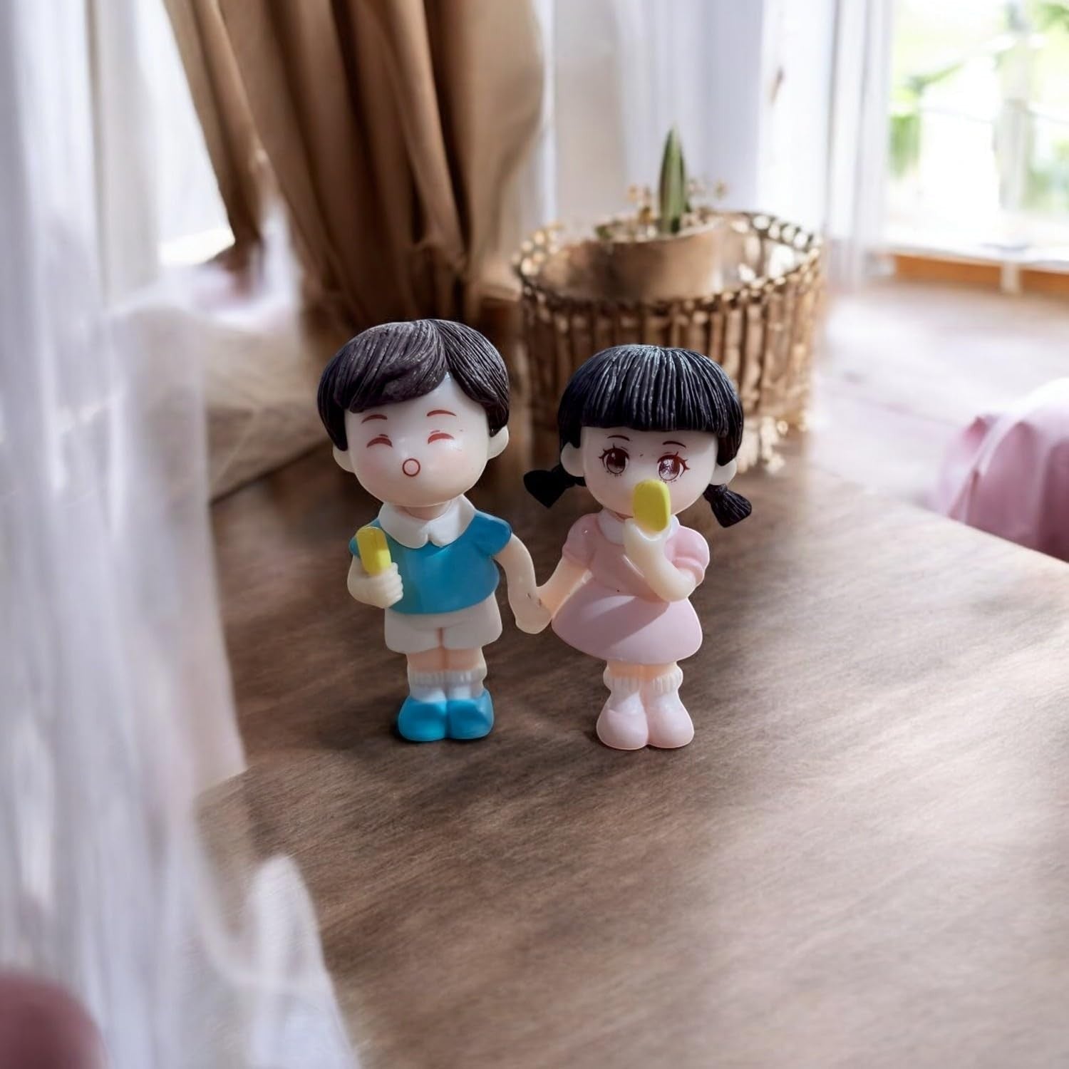 GoHooked resin couple figurines, boy in blue shirt, girl in pink dress, holding ice cream. Romantic decor.
