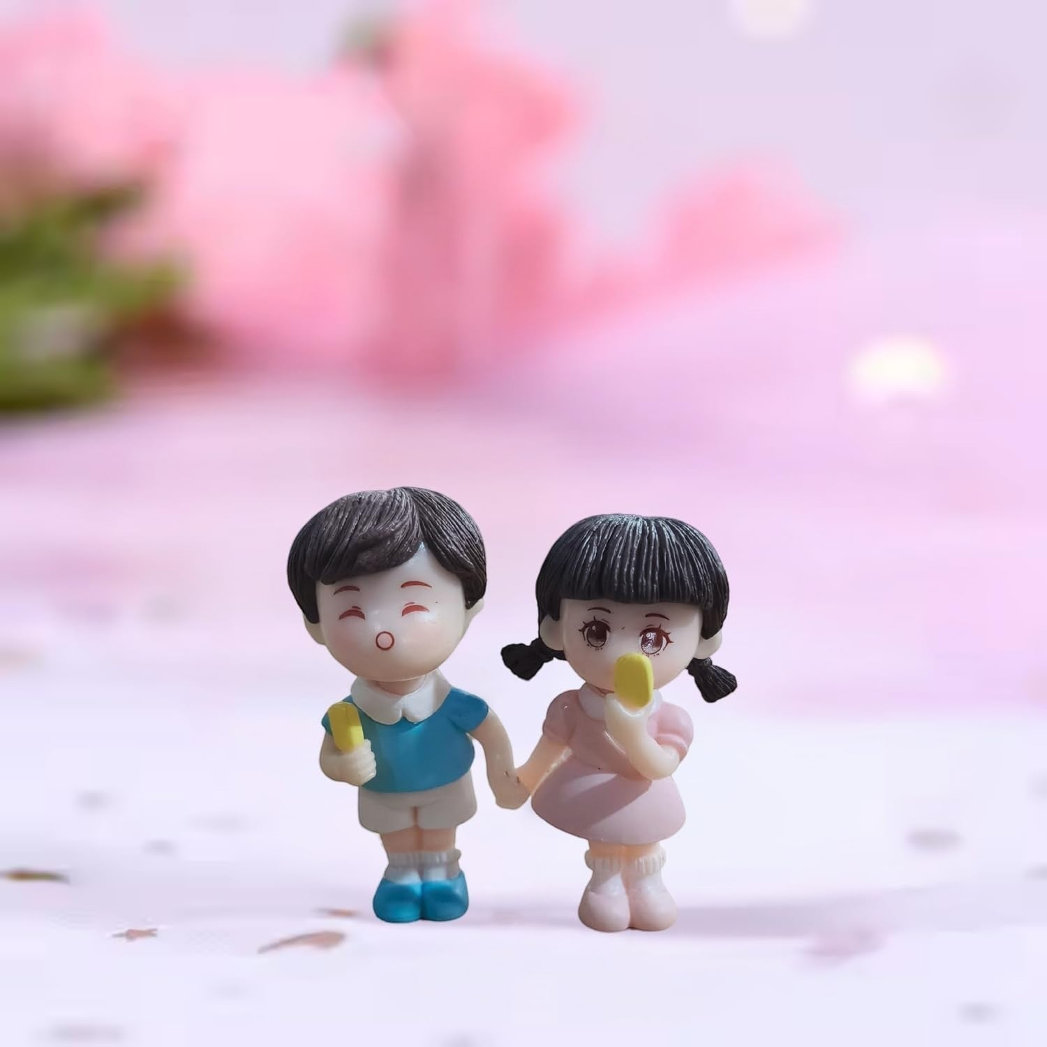 GoHooked romantic couple figurines holding ice cream, boy in blue shirt, girl in pink dress, resin material.