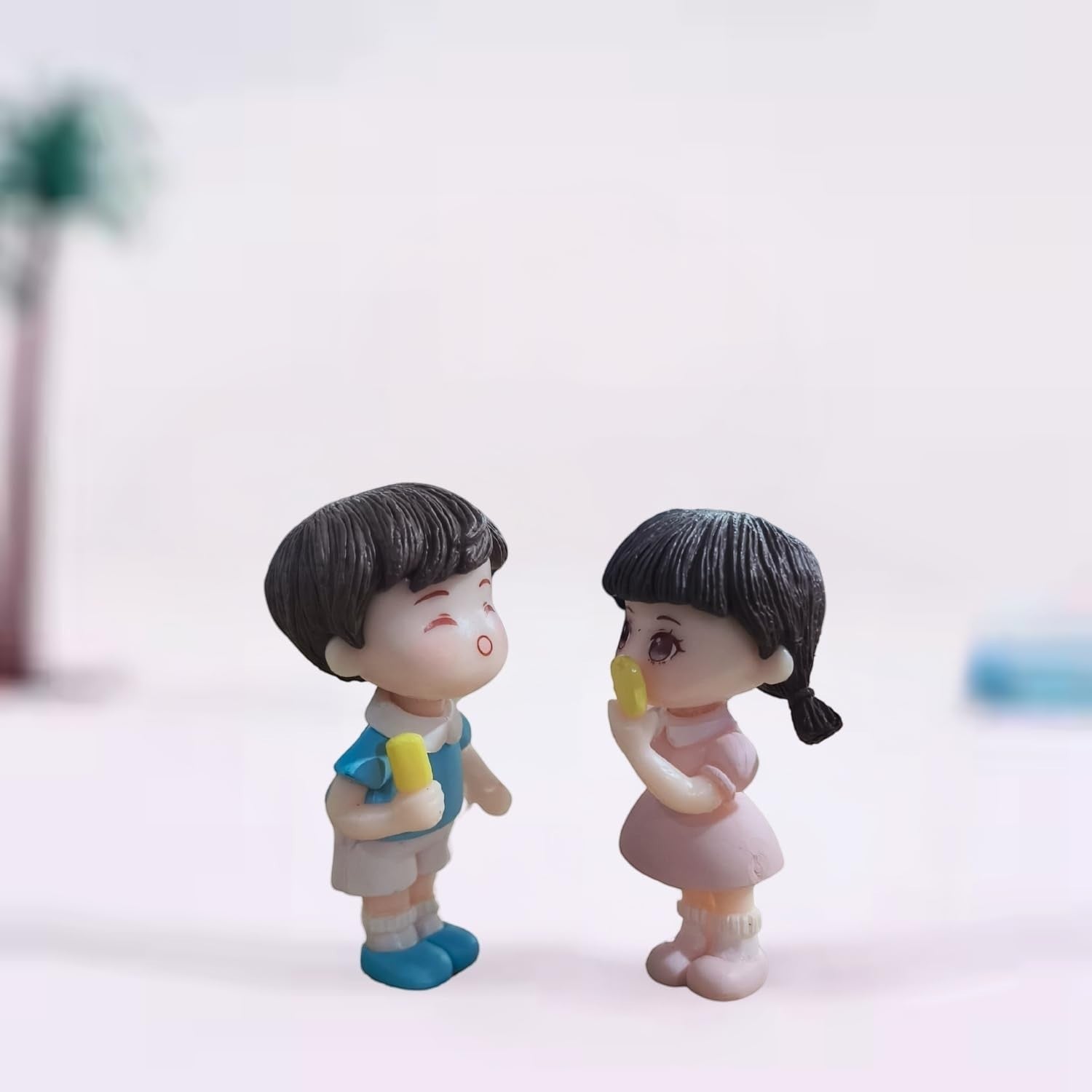GoHooked resin couple figurines of kids eating ice cream, perfect for cake decoration, home decor, or gifts.