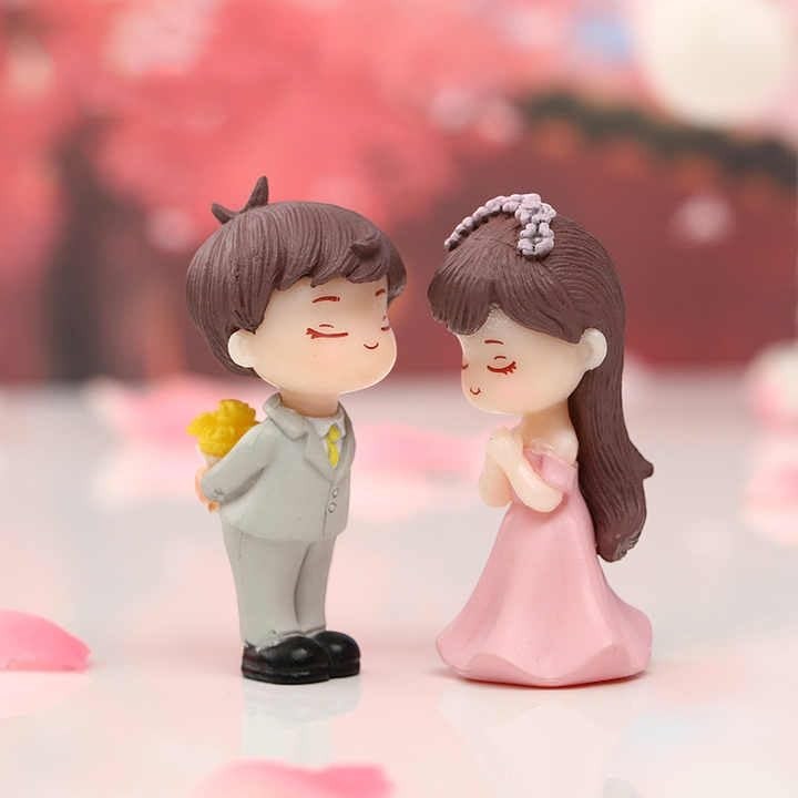 GoHooked resin couple figurines in proposal pose, boy with flowers, girl in pink dress. Romantic decor.
