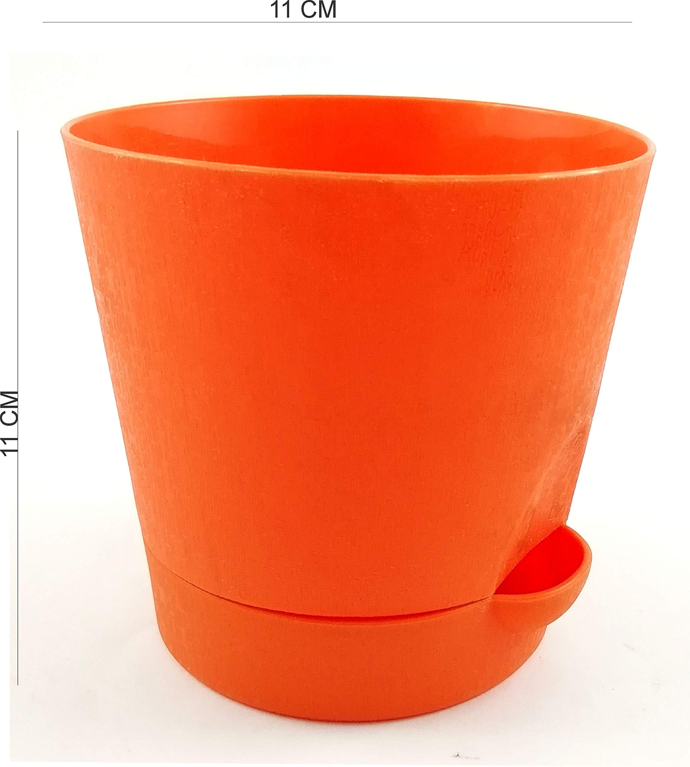 GoHooked set of 2 red plastic planters with a textured finish and self-watering reservoir. 11cm diameter.