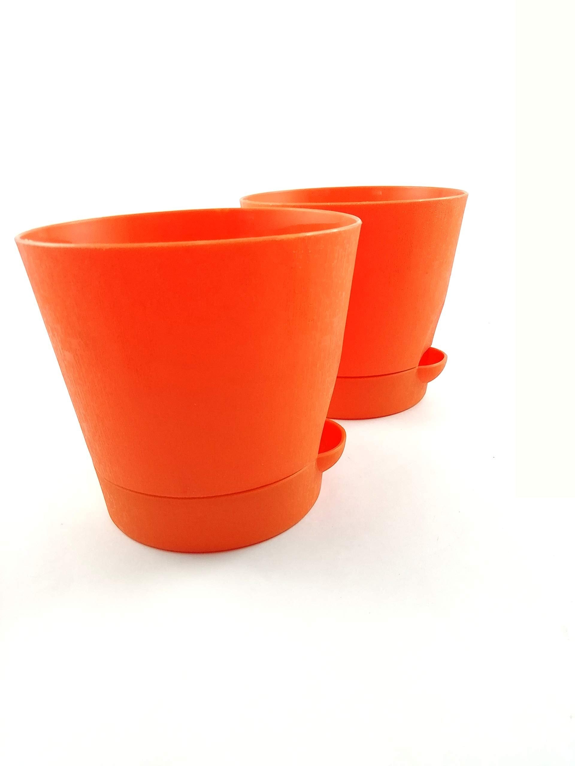 GoHooked set of 2 red plastic planters with attached saucers. Ideal for patios and gardens.