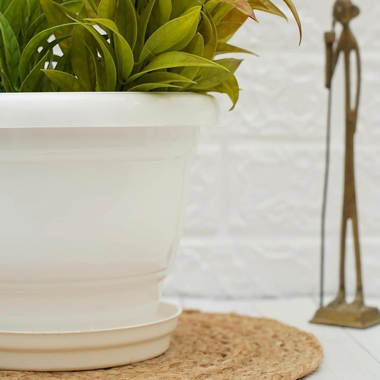 GoHooked white 10 inch plastic flower pot with matching bottom tray, ideal for indoor or outdoor plants.